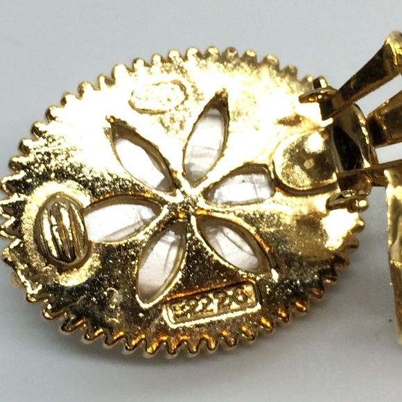 VINTAGE SPHINX PEARL RHINESTONE GOLD TONE OVAL LARGE CLIP ON STATEMENT EARRINGS - Picture 14 of 16